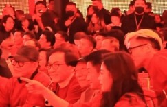 【沙巴娱乐】成龙与《镖人》剧组合照！成龙李连杰吴京一众武打巨星齐同框