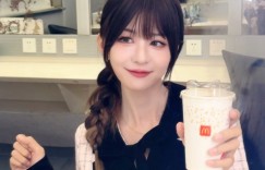 【沙巴娱乐】LPL美女解说瞳夕晒照：OL套装~我下班咯~