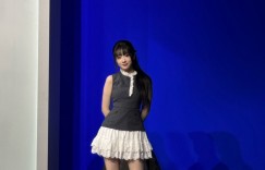 【沙巴娱乐】互动女主持人十月晒照：“弹幕说穿得像个羽毛球是什么意思~”