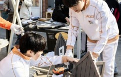 【沙巴娱乐】LPL选手分享返图：国际志愿者日，TheShy和Rookie一起搭猫屋