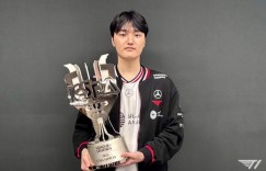 【沙巴娱乐】T1分享赛后选手合影：我们是KeSPA CUP 2025 冠军～!