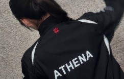 【沙巴娱乐】支持者👍Fifty-Fifty成员Athena穿上了T1的队服