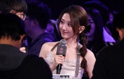 【沙巴娱乐】无畏契约主持人唯嘉晒照：这种离观众很近的感觉，确实很棒！