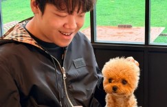 【沙巴娱乐】Angel分享生活照片：难得休息一天，可惜下雨安安不能去草坪上玩