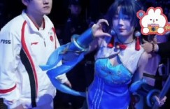 【沙巴娱乐】fengyue笑嘻了😆JackeyLove开场险些撞到女COSer：撤回.GIF
