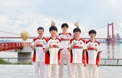 【沙巴娱乐】TES分享队员武汉江边合照：发一张合照