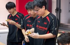 【沙巴娱乐】JDG分享队员及教练赛后聚餐照：赛后补充能量🍕