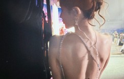 【沙巴娱乐】这背不拔罐可惜了！小鹿发布写真：五点半就起来打工了！