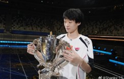 【沙巴娱乐】Shanks晒捧杯照片：很有意义的一天，队友、粉丝辛苦了
