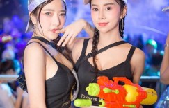 【沙巴娱乐】「長髮奶妹」出門前彎腰穿鞋！「雪白巨乳」快爆出來！一抬頭神正美顏讓人戀愛！