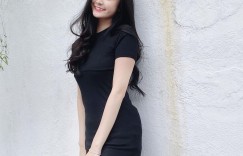 【沙巴娱乐】甜美鄰家女孩「性感露肩自拍」，可愛笑容超擄獲人心！